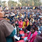 विरोध प्रदर्शन कर रहे मनरेगा कर्मियों की भीड़ के बीच पहुँचीं मंत्री दीपिका पांडे सिंह