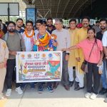वर्ल्ड योगासना चैंपियनशिप के स्वर्ण पदक विजेता रोशन थापा का रांची एयरपोर्ट पर भव्य स्वागत