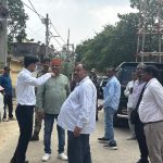 दुर्गा पूजा की तैयारियों का जायजा लेने पहुंचे नगर निगम प्रशासक,  छप्पन सेट दुर्गा पूजा पंडाल का किया निरीक्षण